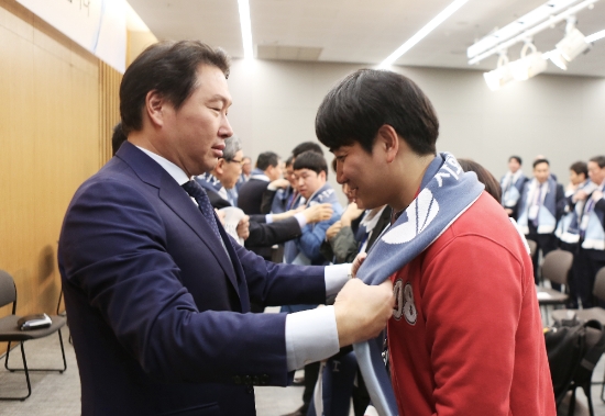 최태원 SK 회장(앞줄 오른쪽 네번째) 및 사회적 기업 관계자들이 19일 오후 서울 연세대 백양누리에서 열린 제3회 사회성과인센티브 어워드에서 기념 촬영을 하고 있다. 사진=SK.