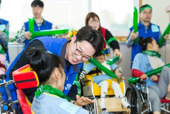 장애인의 날을 맞아 효성 산업자재PG 임직원들이 서울 용산구 후암동에 위치한 영락애니아의 집에서 아이들과 체육대회를 하고 있다. 사진=효성.