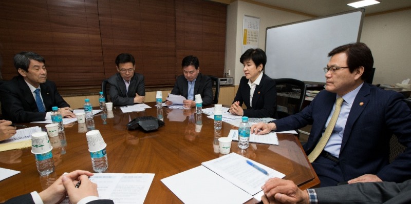 20일 정부서울청사에서 한국GM 관련 경제현안간담회 회의가 서울과 워싱턴에서 컨퍼런스콜 형식으로 진행됐다. (오른쪽부터) 최종구 금융위원장, 김영주 고용노동부 장관, 홍종학 중소벤처기업부 장관, 홍장표 청와대 경제수석비서관, 이동걸 산업은행 회장 / 사진= 기획재정부