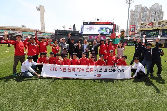 △LTE 드론레이싱 쇼케이스에 참가한 KT, 과학기술정보통신부 관계자들과 드론레이싱 선수들이 기념 사진을 촬영했다