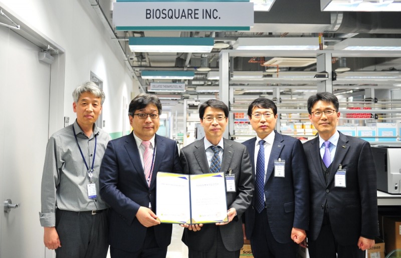 △윤성욱 바이오스퀘어 대표이사(왼쪽에서 두번째), 곽영철 기술보증기금 이사(왼쪽에서 세번째)가 기념촬영을 하고 있다./사진=기술보증기금