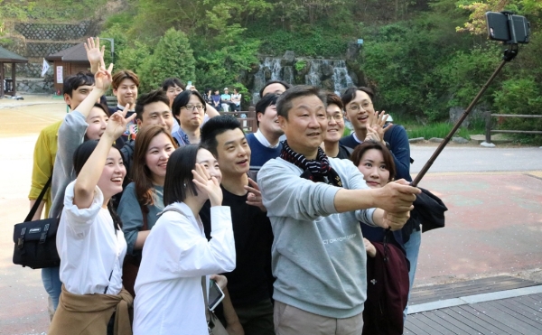 신현재 CJ제일제당 대표가 사내 소통 프로그램 임스타그램 행사에서 직원들과 기념촬영을 하고 있다. CJ제일제당 제공