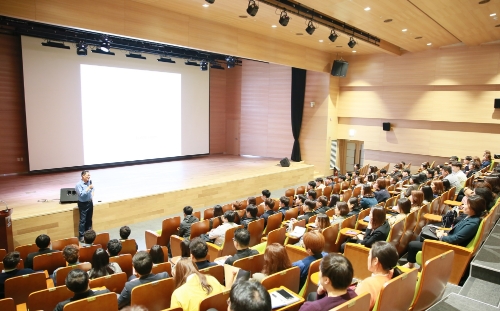 지난 20일 강서구 마곡 롯데중앙연구소에서 남익우 롯데지알에스 대표이사가 주요 점포 점장들과 간담회를 진행하고 있다. 롯데지알에스 제공
