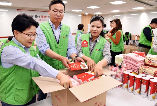 임일순 홈플러스 사장(맨 좌측)과 임직원들이 소외 계층에 전달할 '나눔 플러스 박스'를 제작하고 있다. 홈플러스 제공