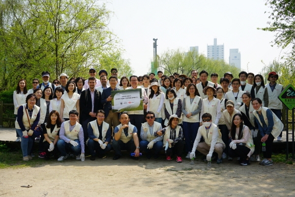 HSBC 코리아는 20일 서울 여의도 샛강공원에서 세계적인 환경단체인 WWF Korea와 함께 ‘습지 활성화 – 직원 자원봉사 프로그램’ 행사를 개최했다. 가운데 왼쪽은 WWF Korea 윤세웅 대표, 가운데 오른쪽은 HSBC 코리아 정은영 대표. / 사진= HSBC코리아