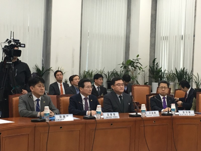 23일 오후 국회에서 열린 ‘삼성증권 유령주식 사태, 재발 방지 대책은?’ 정책간담회에서 유광열 금융감독원 직무대행이 모두 발언을 하고 있다.