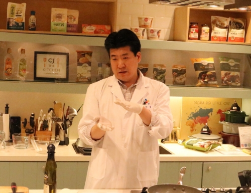 양태민 CJ제일제당 편의식품센터 연구원이 24일 서울 중구 CJ제일제당센터에서 고메 함박스테이크의 개발 과정에 대해 설명하고 있다. CJ제일제당 제공