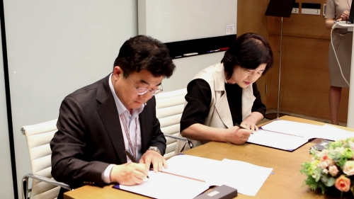 김승하 CJ프레시웨이 상품개발본부장(좌)과 이정희 정이푸드빌 대표이사가 지난 20일 상품 전문성 강화 업무협약을 체결하고 있다. CJ프레시웨이 제공 