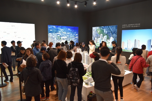 지난 20일 문을 연 'e편한세상 인창 어반포레' 견본주택을 실수요자들이 둘러보고 있다. / 사진=대림산업.
