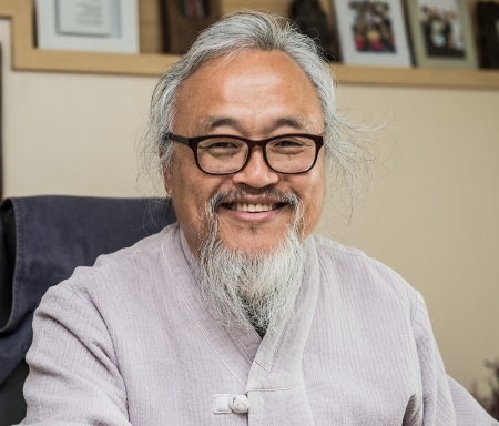 제18회 우정선행상 대상으로 선정된 한의사 김명철씨. / 사진=코오롱그룹.