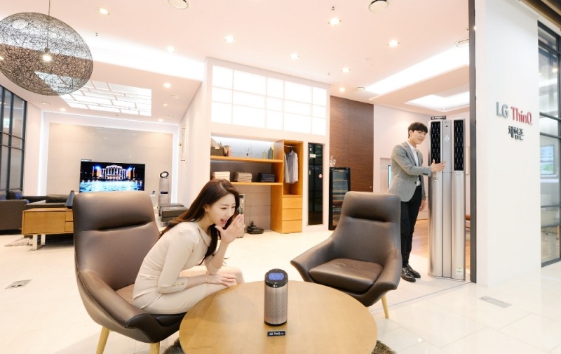 △LG전자가 최근 서울 강남구에 위치한 베스트샵 강남본점에 인공지능 ‘씽큐’를 체험할 수 있는 공간을 마련했다