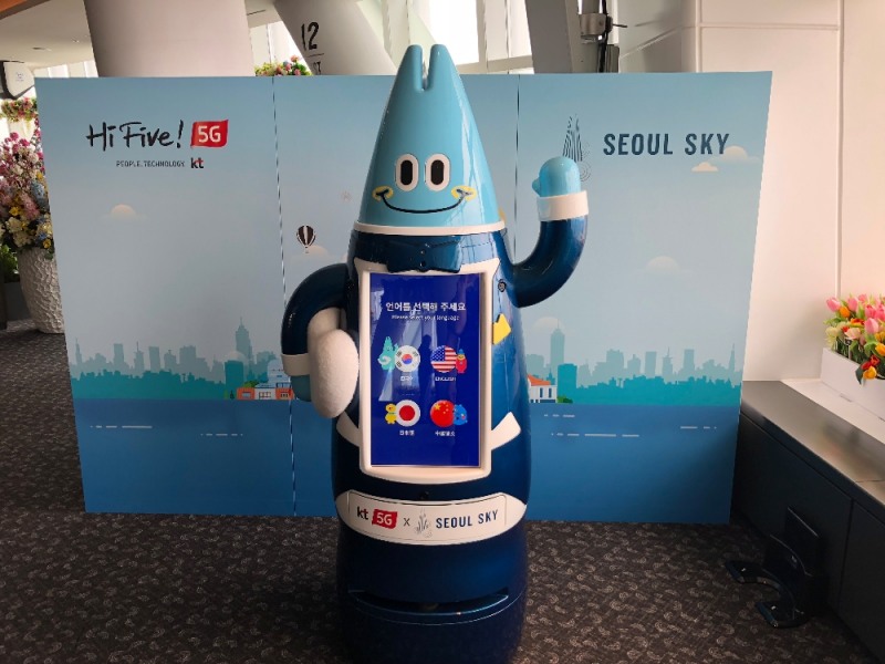 △KT는 롯데월드타워 전망대 서울스카이와 서울 송파구 제2롯데월드 서울스카이에서 ‘로봇 제휴 사업을 위한 협약’을 체결했다. 사진은 롯데월드타워 전망대에 운영될 KT 5G 로봇 ‘로타’의 모습