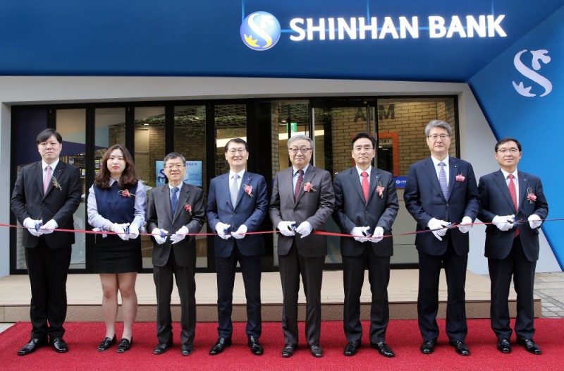 25일 서울 마포구 홍익대학교 홍문관에서 위성호 신한은행장(왼쪽에서 네번째 )과 김영환 홍익대학교 총장(왼쪽에서 다섯번째)이 참석한 가운데 신한은행 홍익대학교지점 개점식이 열렸다. 테이프커팅 하는 모습. / 사진= 신한은행