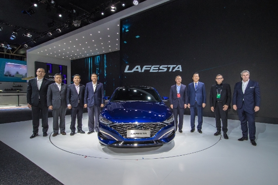 현대자동차가 2018 베이징 국제 모터쇼에서 공개된 중국 전용 스포티 세단 ‘라페스타(Lafesta)’와 (왼쪽부터) 류위 베이징기차고분 부총재, 천꾸이샹 베이징현대 상임부총경리, 천홍량 베이징현대 동사장, 서화의 북기그룹 동사장, 정의선 현대자동차 부회장, 설영흥 현대자동차그룹 중국사업 담당 고문, 피터 슈라이어 현대기아 디자인총괄 사장, 현대디자인센터장 루크 동커볼케 부사장의 모습. 사진=현대자동차.