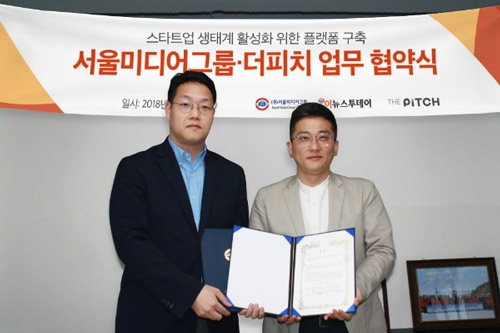 ▲ 방두철 서울미디어그룹 대표이사(왼쪽)와 이호재 더피치 대표이사가 협약 체결 후 악수를 나누고 있다. (제공:서울미디어그룹)