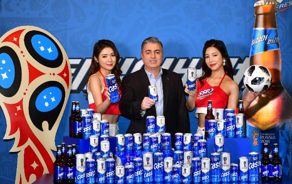 브루노 코센티노(한국명 고동우) 오비맥주 사장이 '카스 후레쉬 월드컵 스페셜 패키지'를 선보이고 있는 모습. 오비맥주 제공