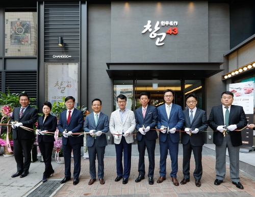 박현종 bhc 회장(가운데)과 임금옥 bhc 대표(좌측에서 네 번째) 등 관계자들이 지난 25일 창고43 목동점 오픈식에서 기념촬영을 하고 있다. bhc 제공