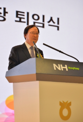 김용환 농협금융지주 회장이 26일 농협중앙회 본관 대강당에서 열린 퇴임식에서 퇴임사를 하고 있다. / 사진= 농협금융지주