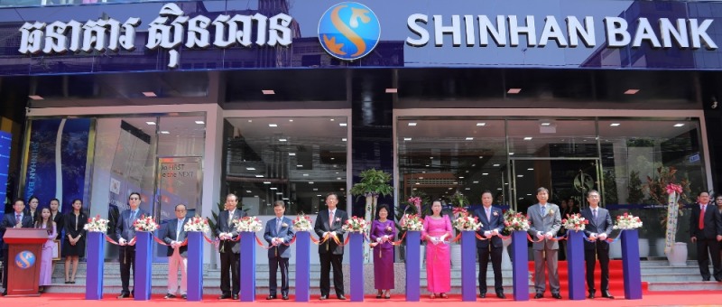 지난 25일 캄보디아 프놈펜 중심 상업지역 소재 신한캄보디아은행에서 열린 본점 이전 및 비전 선포식에서 주 캄보디아 오낙영 대사(왼쪽 다섯번째), 니우 짠타나 캄보디아 중앙은행 부총재(왼쪽 여섯번째), 허영택 신한은행 부행장(왼쪽 네번째), 신한캄보디아은행 서병현 법인장(왼쪽 첫번째) 및 신한베트남은행 신동민 법인장(오른쪽 첫번째) 등 관계자들이 테이프커팅 및 기념촬영하고 있다. / 사진= 신한은행