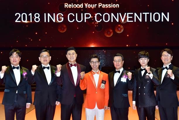 △26일 오후 서울 삼성동 코엑스에서 열린 ‘2018 ING Cup Convention’에서 각 분야 수상자들이 정문국 대표이사 사장(오른쪽에서 세 번째)을 비롯한 임원들과 함께 기념촬영을 하고 있다. / 사진=ING생명
