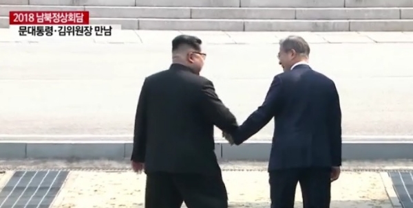 문재인 대한민국 대통령(사진 오른쪽)과 김정은 북한 국무위원장(사진 왼쪽)이 27일 오전 9시 30분 정상회담 직전 손을 맞잡았다. / 사진=YTN캡쳐.