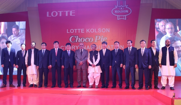 이재혁 롯데 식품BU장(좌측부터 여섯 번째)와 민영기 롯데제과 대표이사(좌측부터 네 번째) 등 관계자들이 지난 25일(현지시간) 파키스탄 펀자브주 라호르시에 위치한 풀나가 공장 준공식에서 기념촬영을 하고 있다.