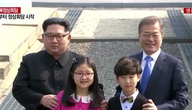 문재인 대한민국 대통령(사진 오른쪽)과 김정은 북한 국무위원장(사진 왼쪽)이 27일 남북정상회담에 앞서 판문점에서 기념사진을 촬영하고 있다. / 사진=YTN캡쳐.