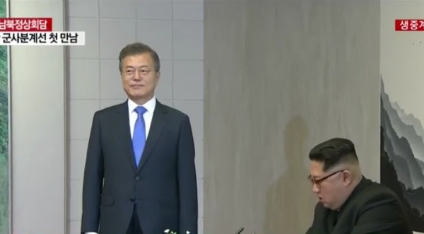 김정은 북한 국무위원장(사진 오른쪽)이 27일 판문점 '평화의 집'에서 방명록에 글을 남기고 있다. 그 옆에 서있는 문재인 대한민국 대통령(사진 왼쪽). / 사진=YTN켭쳐.