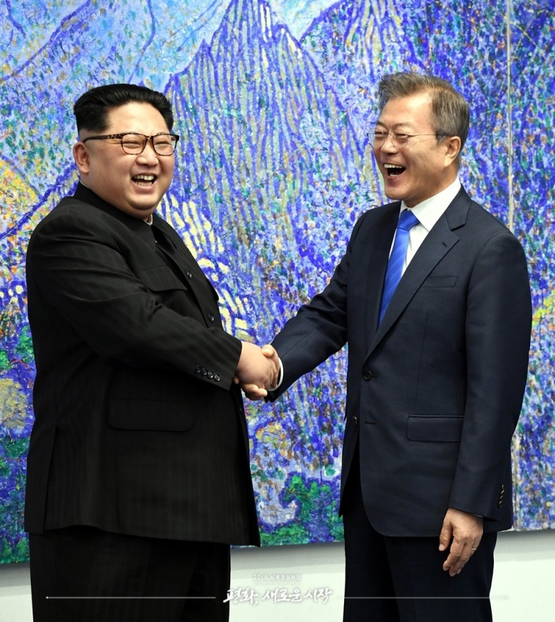 △문재인 대통령과 김정은 국무위원장이 27일 오전 판문점 평화의 집 2층 회담장에서 열린 남북정상회담에 앞서 기념촬영을 하며 함박웃음을 짓고 있다. /사진출처=청와대