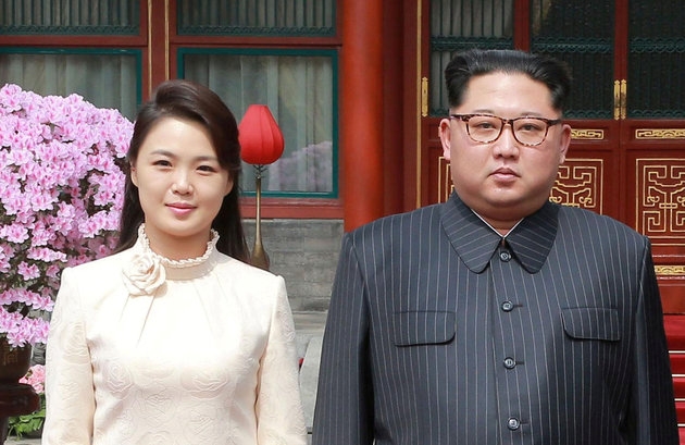 △리설주(좌), 김정은 북한 국무위원장 (우)