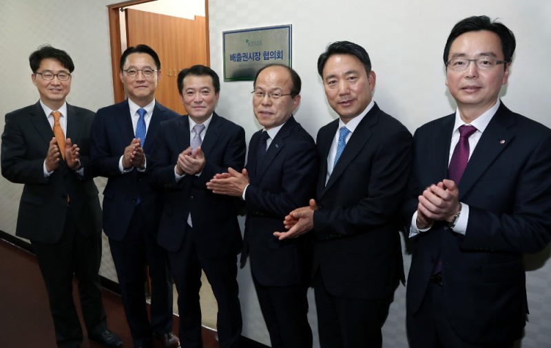 (왼쪽부터) 신홍희 한국거래소 파생상품시장본부장보, 이수복 배출권시장협의회 간사 겸 에코아이 사장, 유제철 환경부 생활환경정책실장, 김학현 배출권시장협의회 회장 겸 한국남동발전 본부장, 정창희 한국거래소 파생상품시장본부장, 박준성 배출권시장협의회 감사 겸 LG화학 상무. 사진=한국거래소