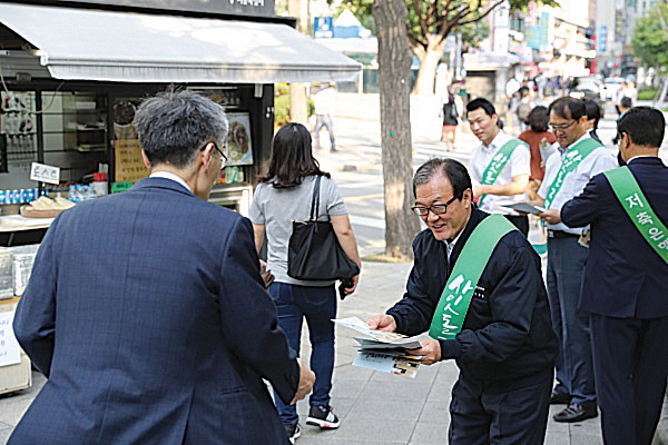 ▲ 이순우 저축은행중앙회 회장(사진)이 사잇돌2 대출을 알리기 위한 가두 캠페인을 하고 있다. 사진 = 저축은행중앙회