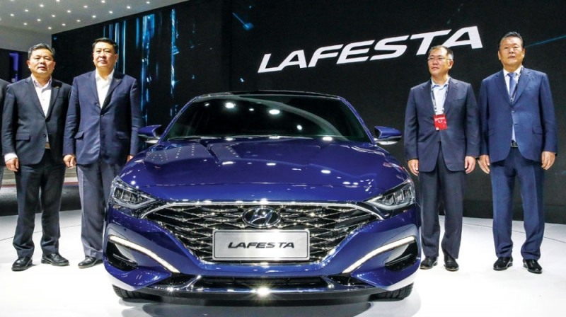 ▲ 현대자동차가 2018 베이징 국제 모터쇼에서 공개된 중국 전용 스포티 세단 ‘라페스타(Lafesta)’를 공개했다. 사진은 천홍량 베이징현대 동사장(왼쪽부터), 서화의 북기그룹 동사장, 정의선 현대자동차 부회장, 설영흥 현대자동차그룹 중국사업 담당 고문의 모습. 사진 = 현대자동차.