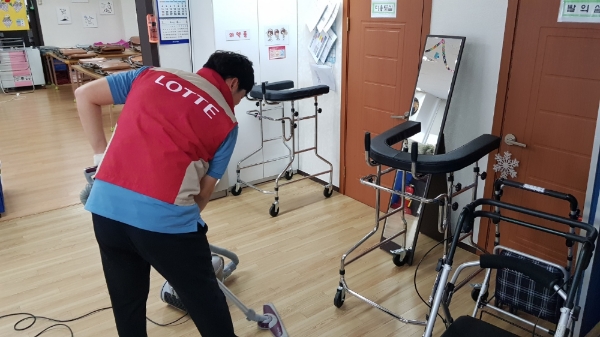 롯데건설 샤롯데봉사단이 지난 12일 화성동탄C11B2블록 주상복합신축공사 현장 주변 효노인복지센터에서 사회공헌 활동을 하는 모습. / 사진=롯데건설.