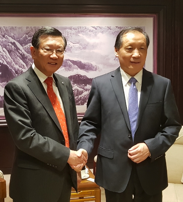 박삼구 금호아시아나그룹 회장(사진 왼쪽)은 지난 25일 중국 베이징에서 리진자오 중국 문화여유부 부부장(사진 오른쪽)과 만나 기념 촬영을 하고 있다. / 사진=금호아시아나그룹.