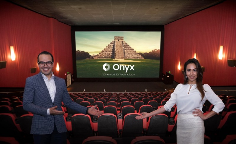 △지난 4월 27일, 시네멕스(Cinemex) 본사가 위치한 멕시코시티의 시네멕스 극장에서 삼성전자 현지 직원들이 삼성 ‘오닉스’ 브랜드를 설명하고 있다