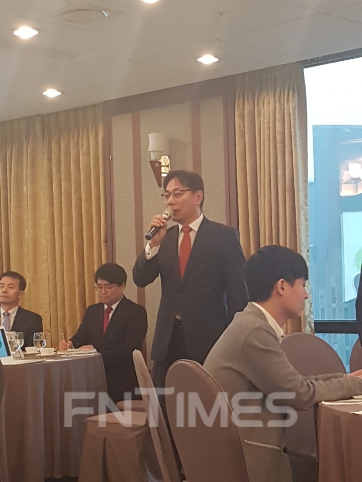 △전명현 애큐온저축은행 대표가 김옥진 애큐온캐피탈 회장 취임 100일 간담회에서 질의응답에 답변하고 있다./사진=전하경기자