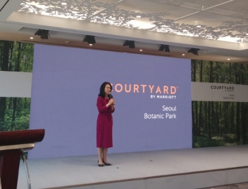 2일 서울 강서구 코트야드 메리어트 서울 보타닉 파크 개관 기념 기자간담회에서 신은경 총지배인이 사업 소개를 하고 있다. 신미진기자