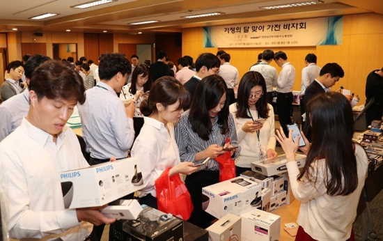 2일 현대상선 임직원들이 서울 종로구 연지동 현대상선 사옥 동관 1층 소강당에서 진행된 사랑의 바자회에서 제품을 둘러보고 있다. 사진=현대상선.