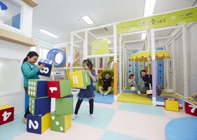 △인천 성산종합사회복지관에 조성된 드림놀이터 25호에서 어린이들이 놀이를 하고 있다. / 사진=삼성화재