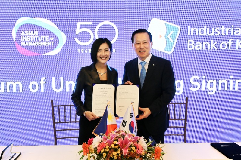 지난 3일 필리핀 마닐라에 있는 AIM 경영전문대학에서 김도진 기업은행장(오른쪽)과 강지경 AIM 총장이 협약식을 마치고 기념촬영을 하고 있다. / 사진= 기업은행