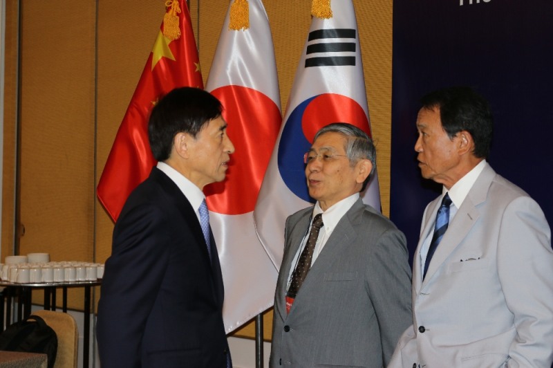 이주열(왼쪽) 한국은행 총재가 4일 오전 필리핀 마닐라 샹그릴라호텔에서 열린 한중일 재무장관・중앙은행 총재회의에 앞서 구로다 하루히코(黑田東彦) 일본은행 총재 및 아소다로(麻生太郞) 일본 부총리 겸 재무상과 얘기를 나누고 있다./ 사진제공=한국은행