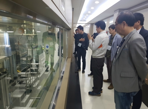 지난 3일 CJ제일제당 협력업체 관계자들이 부산공장 생산라인을 견학하고 있다. CJ제일제당 제공