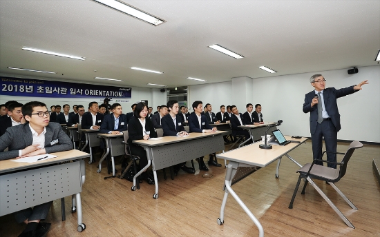 3일 유창근 현대상선 사장이 부산 트레이닝센터에서 초임사관을 대상으로 특강을 진행하고 있다. 사진=현대상선.