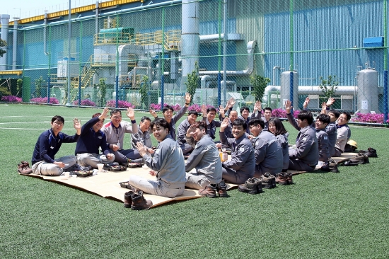 4일 ‘우리 식구끼리 밥 먹어요’ 이벤트에 참석한 동국제강 직원과 협력사 직원들이 함께 도시락을 먹고 있다. 사진=동국제강.