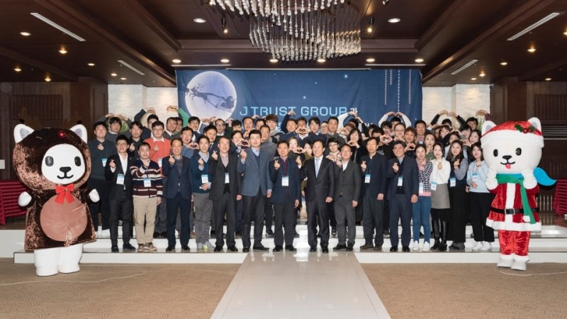 △J트러스트 그룹 임직원이 갈란투스 통장 협약식 후 기념촬영을 하고 있다./사진=J트러스트 그룹