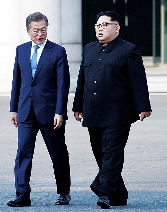 ▲ 문재인 대통령과 김정은 북한 국무위원장이 ‘2018 남북정상회담‘ 중 의견을 나누고 있다. 사진 = 청와대