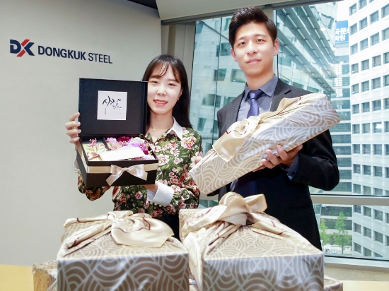 동국제강이 해외지사 주재원 부모님께 발송한 어버이날 선물.  사진=동국제강,