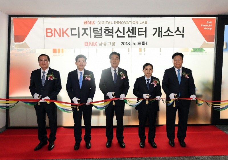 BNK금융그룹이 8일 오전 'BNK 디지털혁신센터'를 개소했다. (왼쪽 두번째부터) BNK부산은행 빈대인 은행장, BNK금융지주 김지완 회장, BNK금융지주 박훈기 그룹디지털총괄부문장 /사진제공=BNK금융그룹