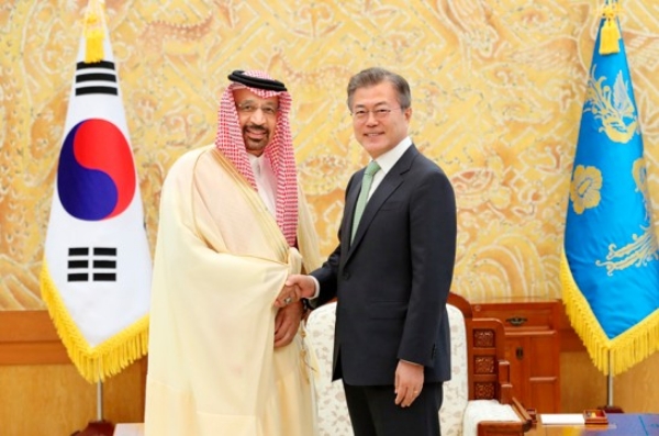 문재인 대통령(사진 오른쪽)은 지난 4일  칼리드 알팔리 사우디아라비아 에너지산업광물자원부 장관(사진 왼쪽)과 청와대에서 35분간 만났다. / 사진=청와대.